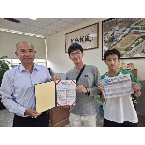 校帳致贈感謝狀與頒獎給學生