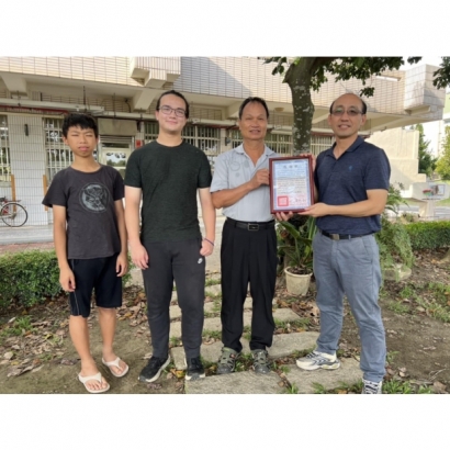 頒發感謝狀給寄宿家庭