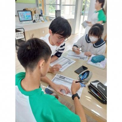 LINE_ALBUM_English Corner_251129_4.jpg